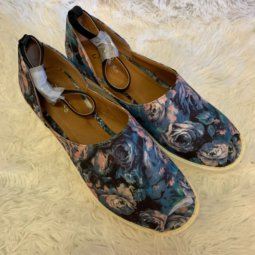 Qupid blue floral selfie 15